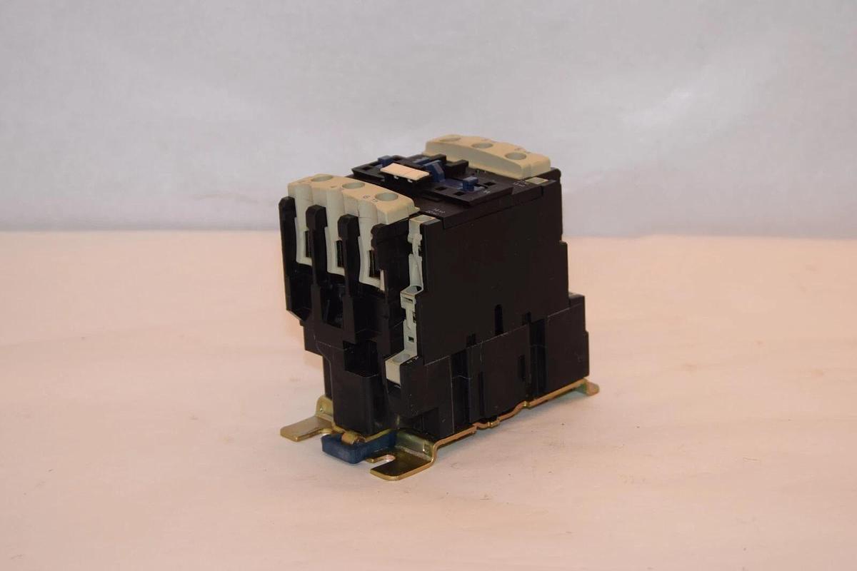 Used TELEMECANIQUE D4011 Contactor With 110V Coil