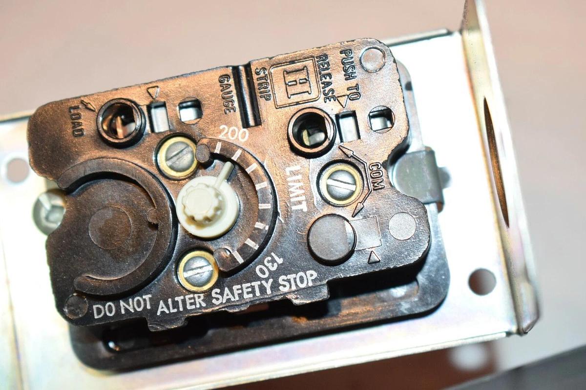 NEW HONEYWELL L4069A1011 3" INSERTION LIMIT CONTROLLER