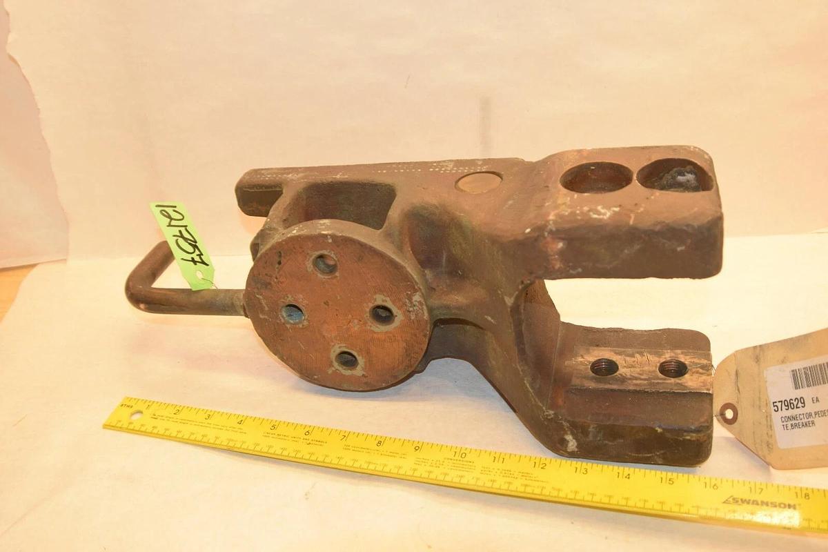 Used GE Connector Pedestal ARC CHUTE Breaker 579629  MAGNE-BLAST  Circuit Breaker