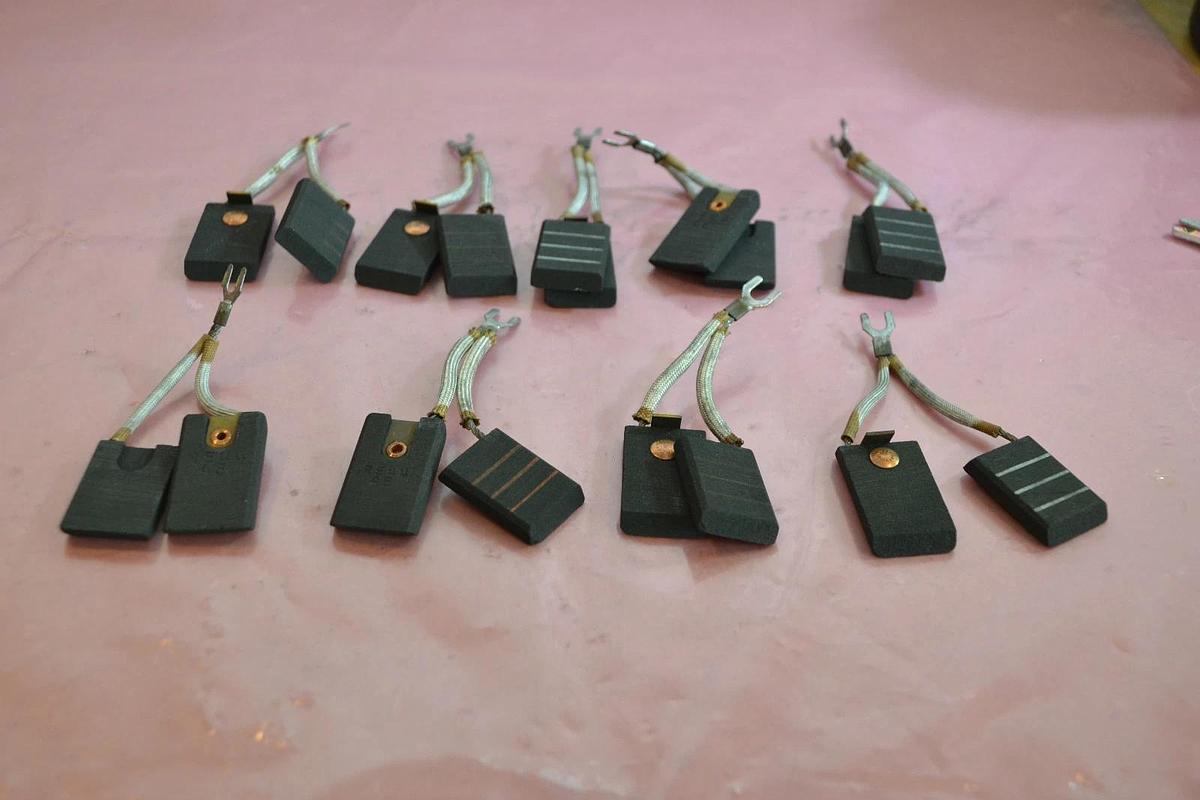 (9) RELIANCE ELECTRIC MOTOR BRUSH BRUSHES RE44AE RE44 AE 1 1/2 X 7/8 X 1/4 NEW