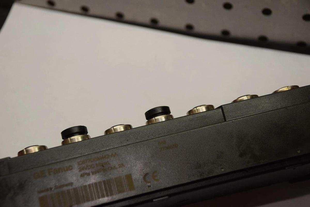 Used GE FANUC  IC677DBM442-AA  4 PTS. IN / 4 PTS. OUT, 24VDC  (DIO 4/4)