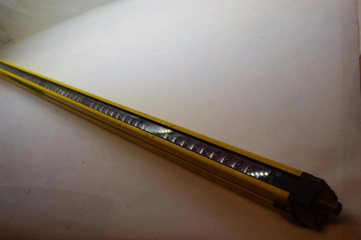 Used GUARDSTAR BS1230R B-Series Receiver Light Curtain *Small Crack*