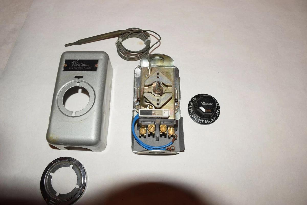 NEW ROBERTSHAW NEW STANTON DIVISION 100-550 TEMPERATURE RANGE