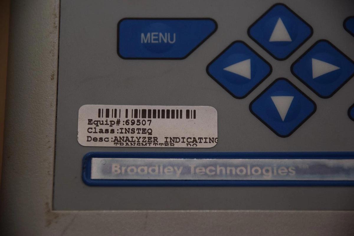 Used ROSEMOUNT ANALYTICAL 1055-01-10-25-32 105501102532 10W MONITOR