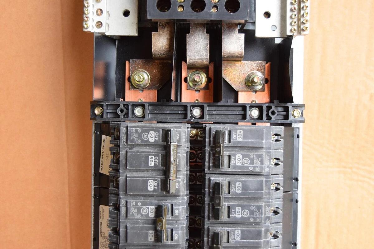 Used General Electric GE A Series 225A Panelboard Interior AQL3422ATX AXB4M9 3ph 4w