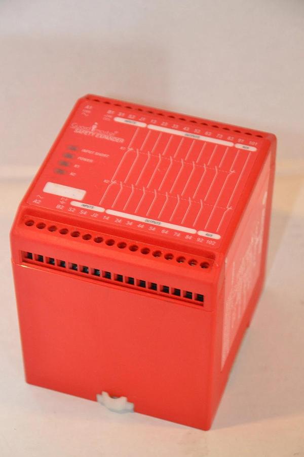 Used Allen Bradley Guardmaster 440R-ZBE820AZ1 440RZBE820AZ1 Safety Expansion Relay