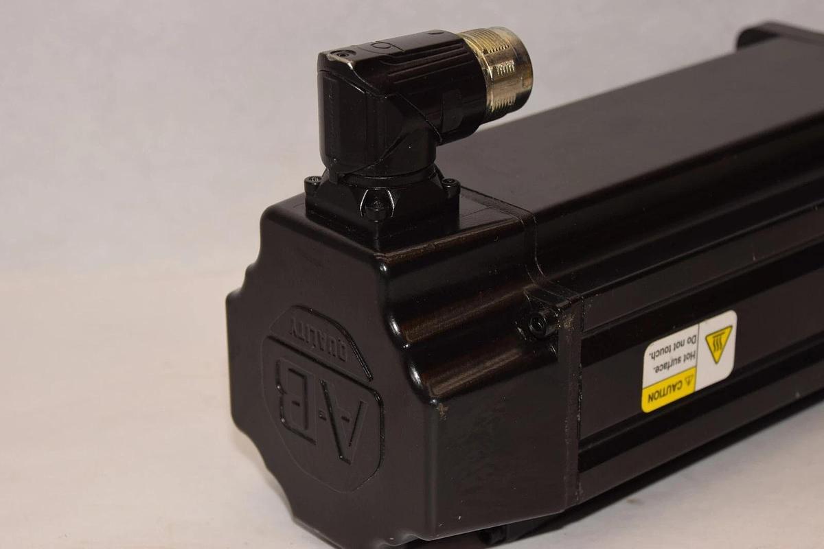 Used ALLEN BRADLEY CAT VPL-B1003T-PK14AA Series A 480V 3Ph Kinetic AC Servo Motor