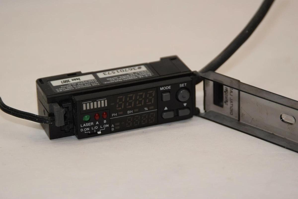 Used KEYENCE CORPORATION LV-21A LV21A 12-24Vdc Fiber Optic Digital Laser Sensor