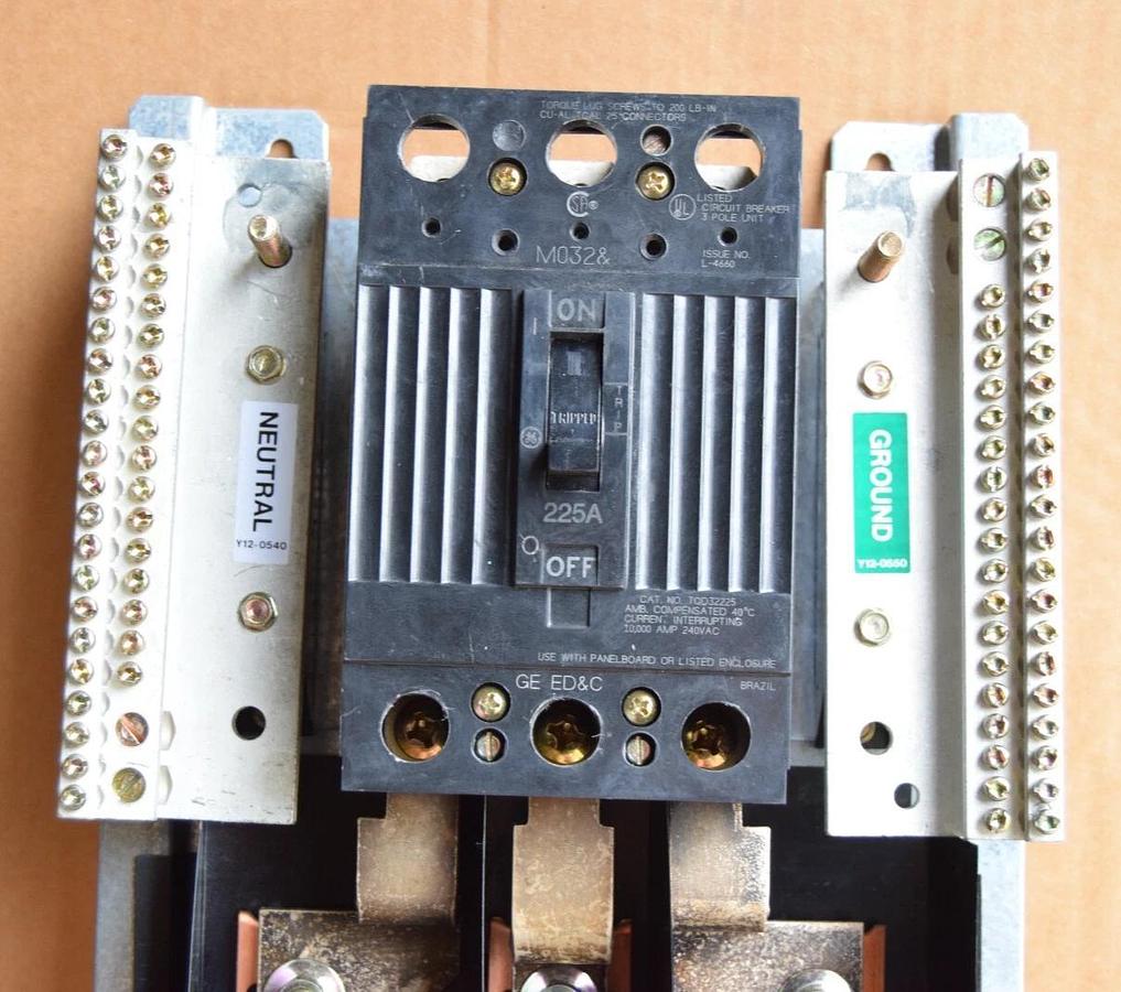 Used General Electric GE A Series 225A Panelboard Interior AQL3422ATX AXB4M9 3ph 4w