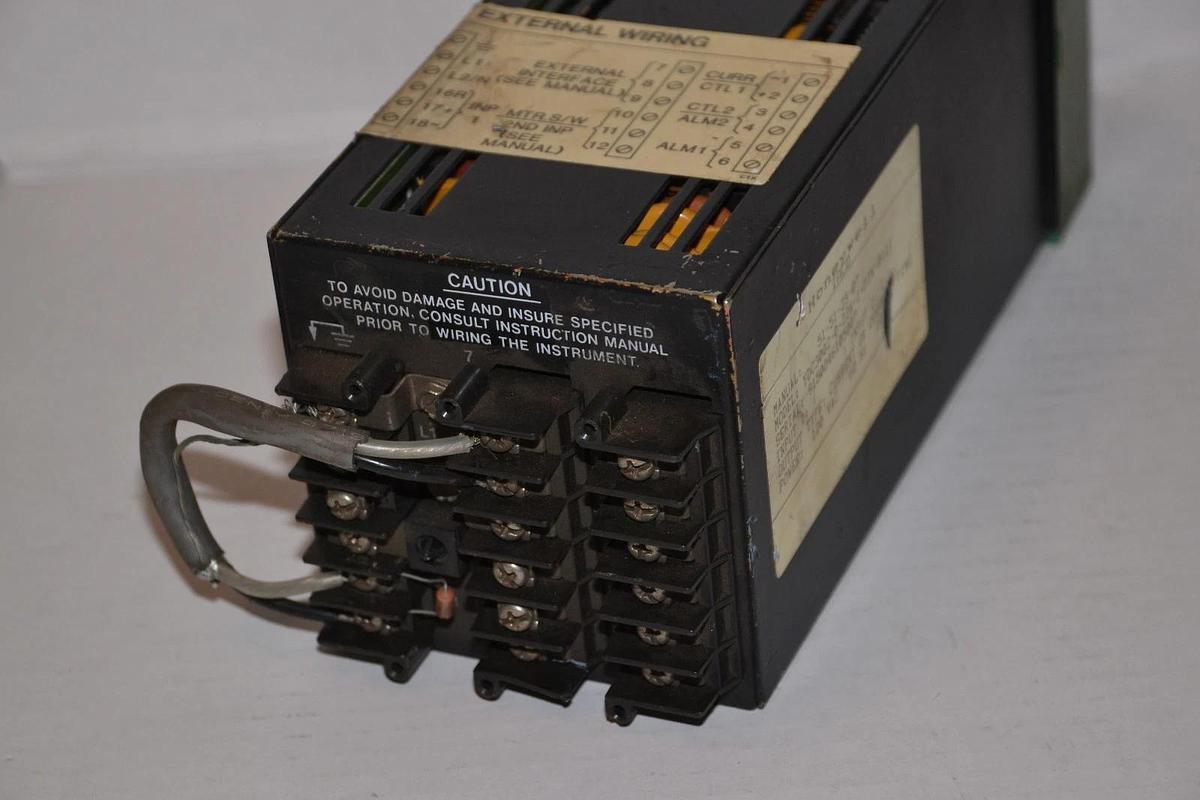 Used Honeywell Temperature Controller YDC3002-0-22A-1-DIN-0111,  51-51-25-07, DC3002-