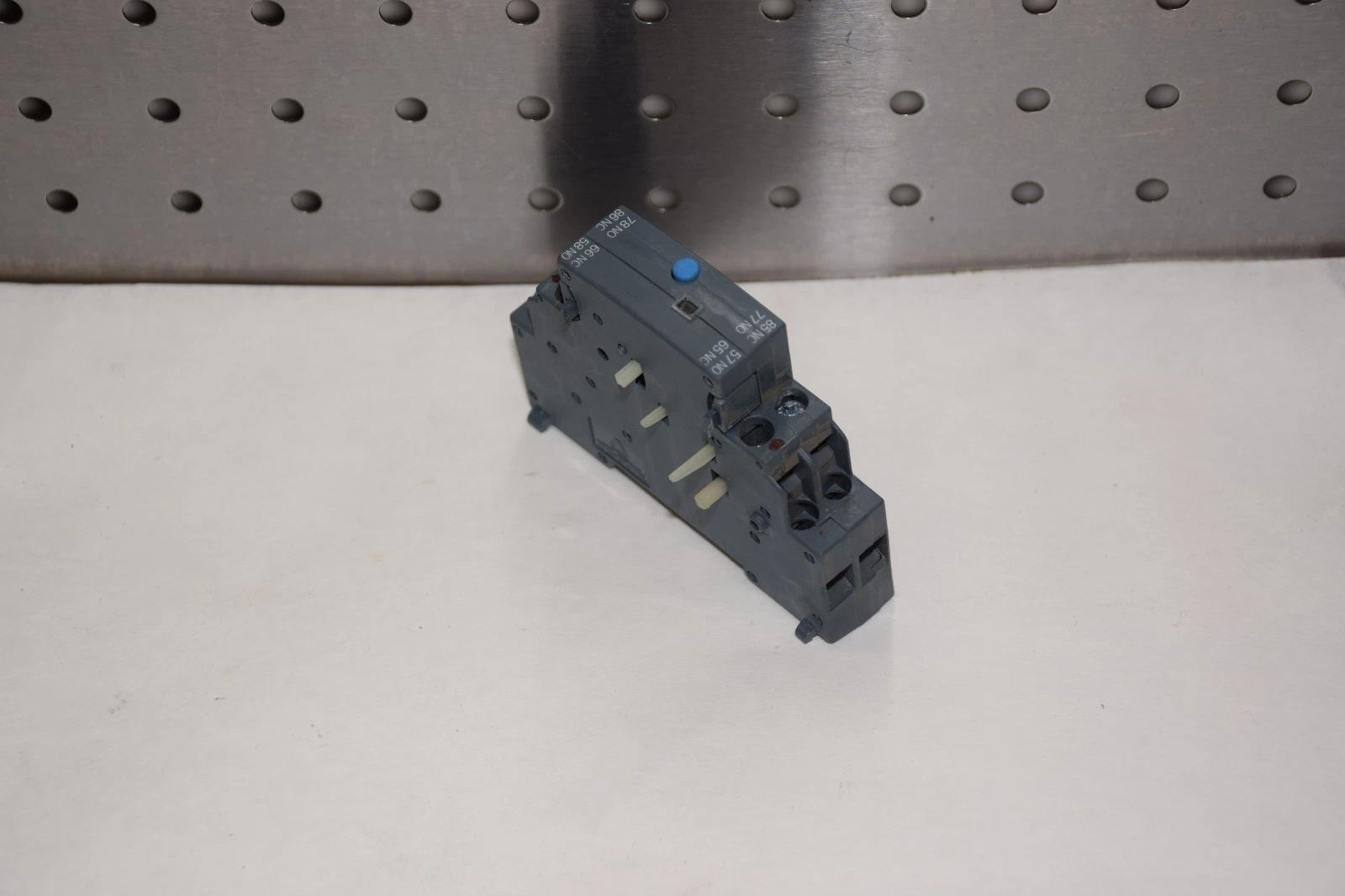 Used SIEMENS 3RV2921-1M 3RV29211M 690V 20-14 AWG SIGNALING SWITCH