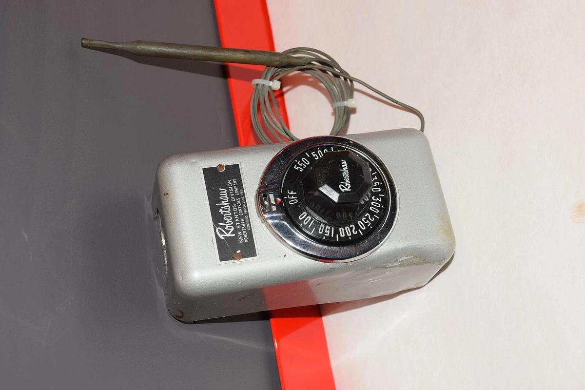 NEW ROBERTSHAW NEW STANTON DIVISION 100-550 TEMPERATURE RANGE