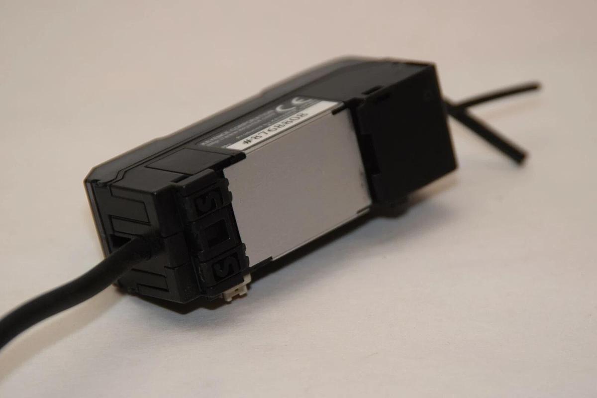 Used KEYENCE CORPORATION CZ-V22A CZV22A Fiber Optic Digital RGB Sensor