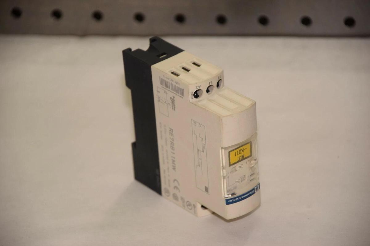 Used SCHNEIDER ELECTRIC RE7-RB11MW  0.05s-10min delay on time relay RE7RB11MW