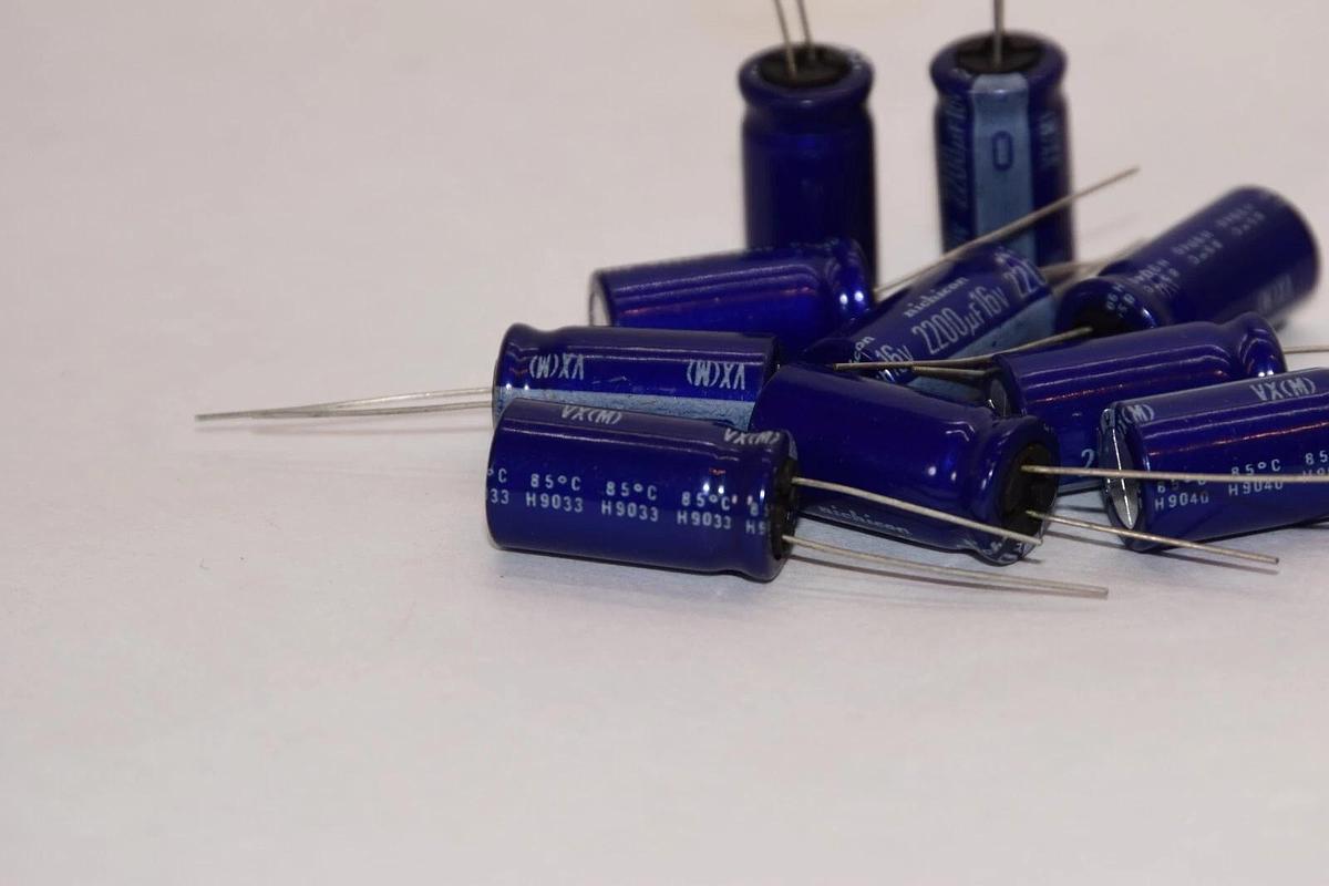 (NEW - Lot of 10) NICHICON CAPACITOR 2200uf 16V H9040 85C Capacitor