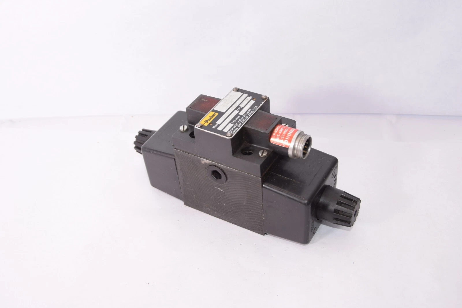 PARKER D3W4CNYC56 -14 110/120v 5000psi Directional Control Valve (NEW)