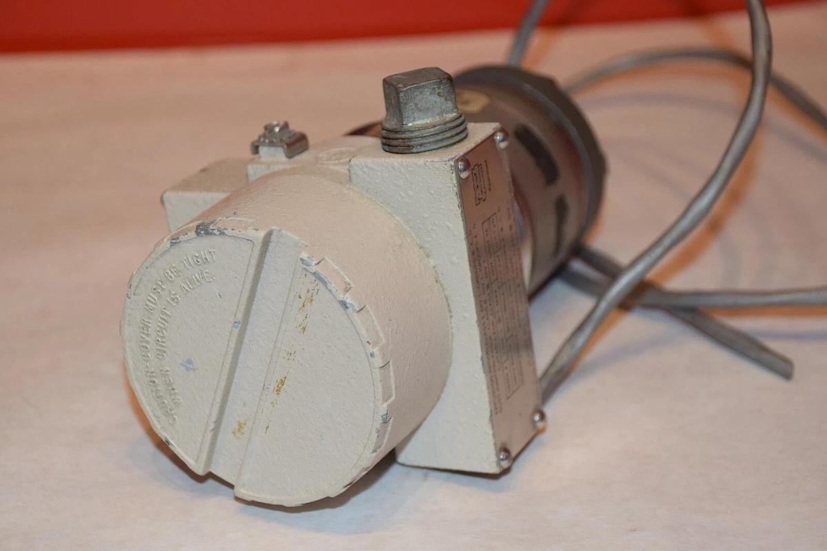 Used TAYLOR INSTRUMENT 42S1636J001 600psi PRESSURE TRANSMITTER