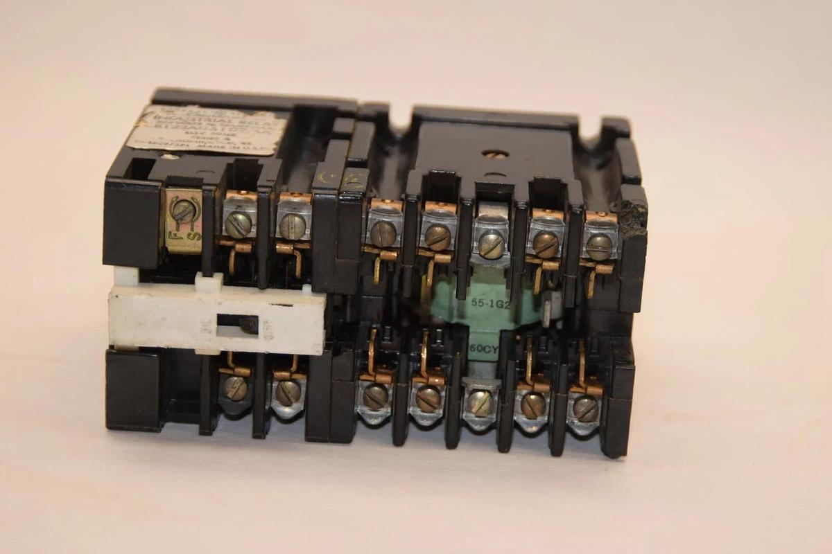 Used GENERAL ELECTRIC GE Relay CR122A06102AA 115V 60Hz Series A Industrial Relay