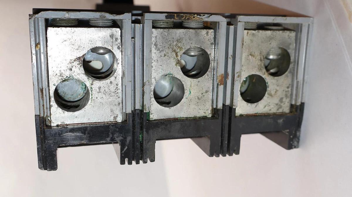 Used Siemens I-T-E Sentron Circuit Breaker CJD63B400 400A 400 Amp 3p w/ 400A Adj Trip