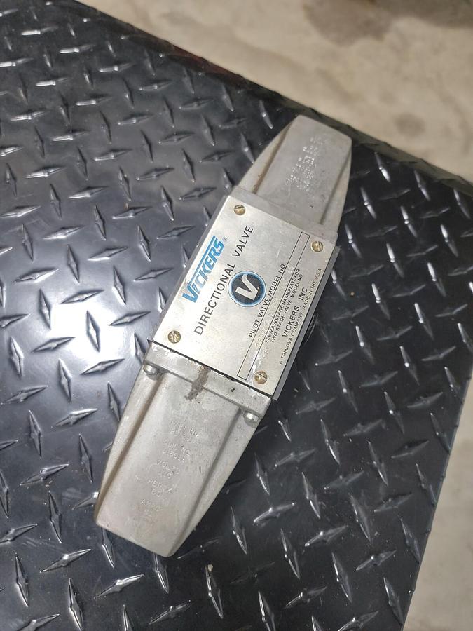 Vickers Directional Control Valve DG5V-8-S-33C-2-T-M-U-H-10 DG4V3S6CMUH560 *NOS*