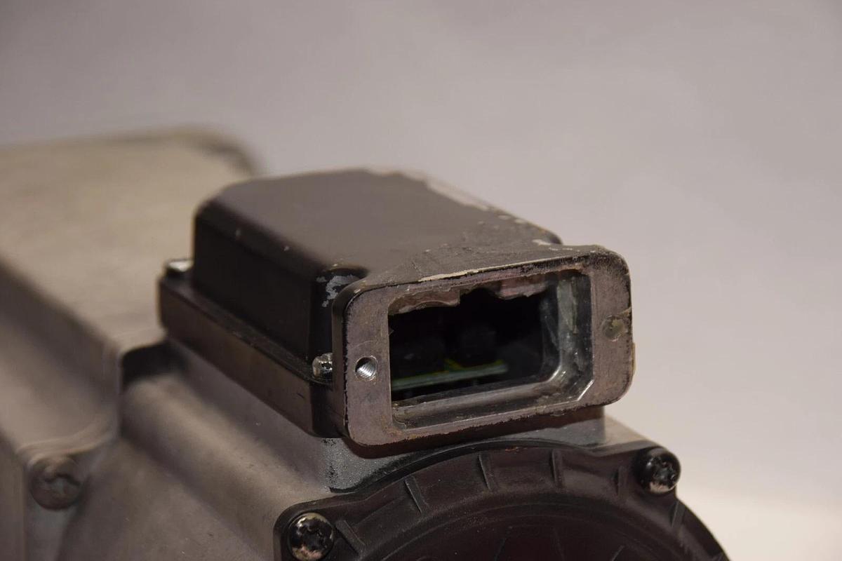 Used INDRAMAT MKD071B-061-GG0 19.16mm Shaft Permanent Magnet Motor