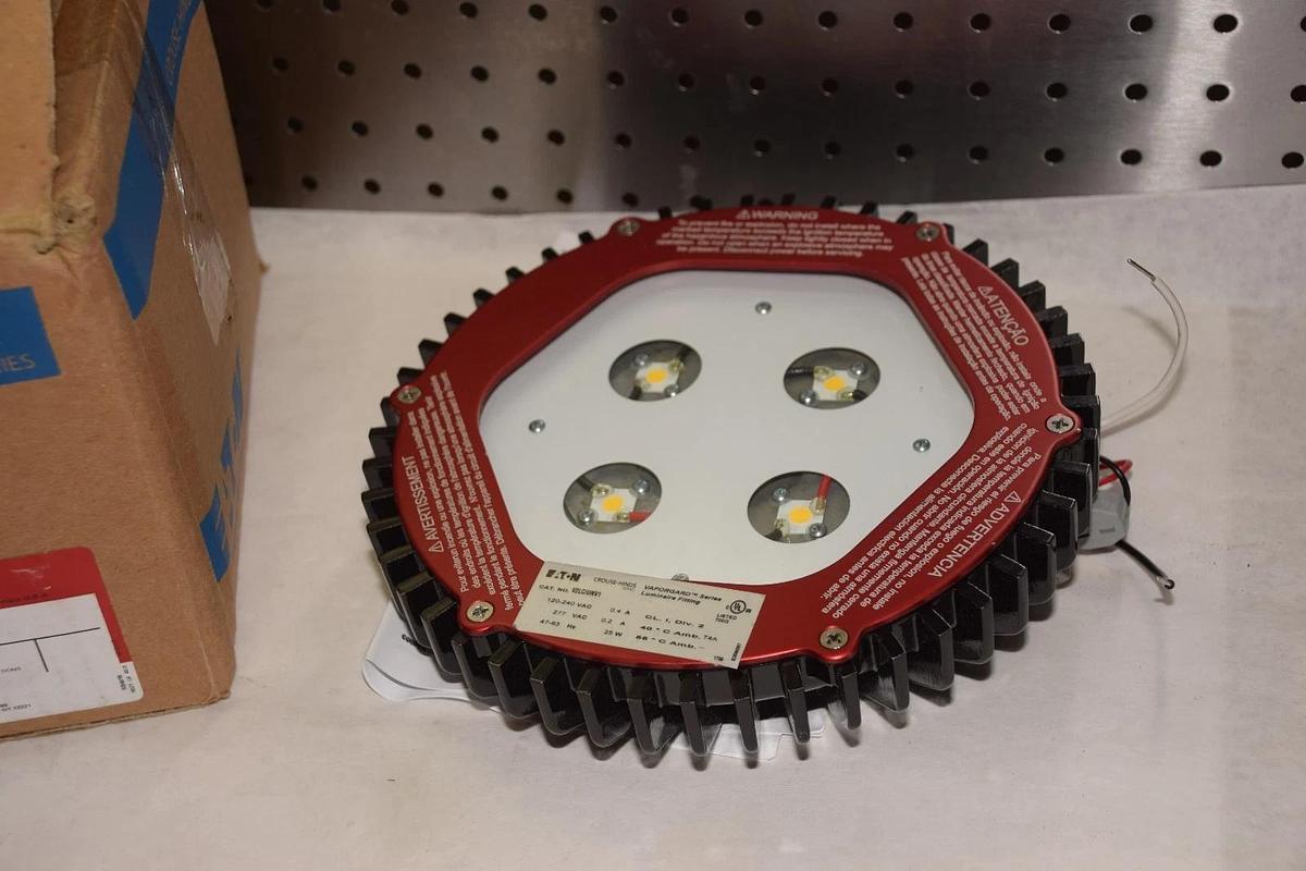 New Crouse Hinds V2LC/UNV1 Vaporgard Luminaire Led Fixture 25w 120-240v V2LC/UNV