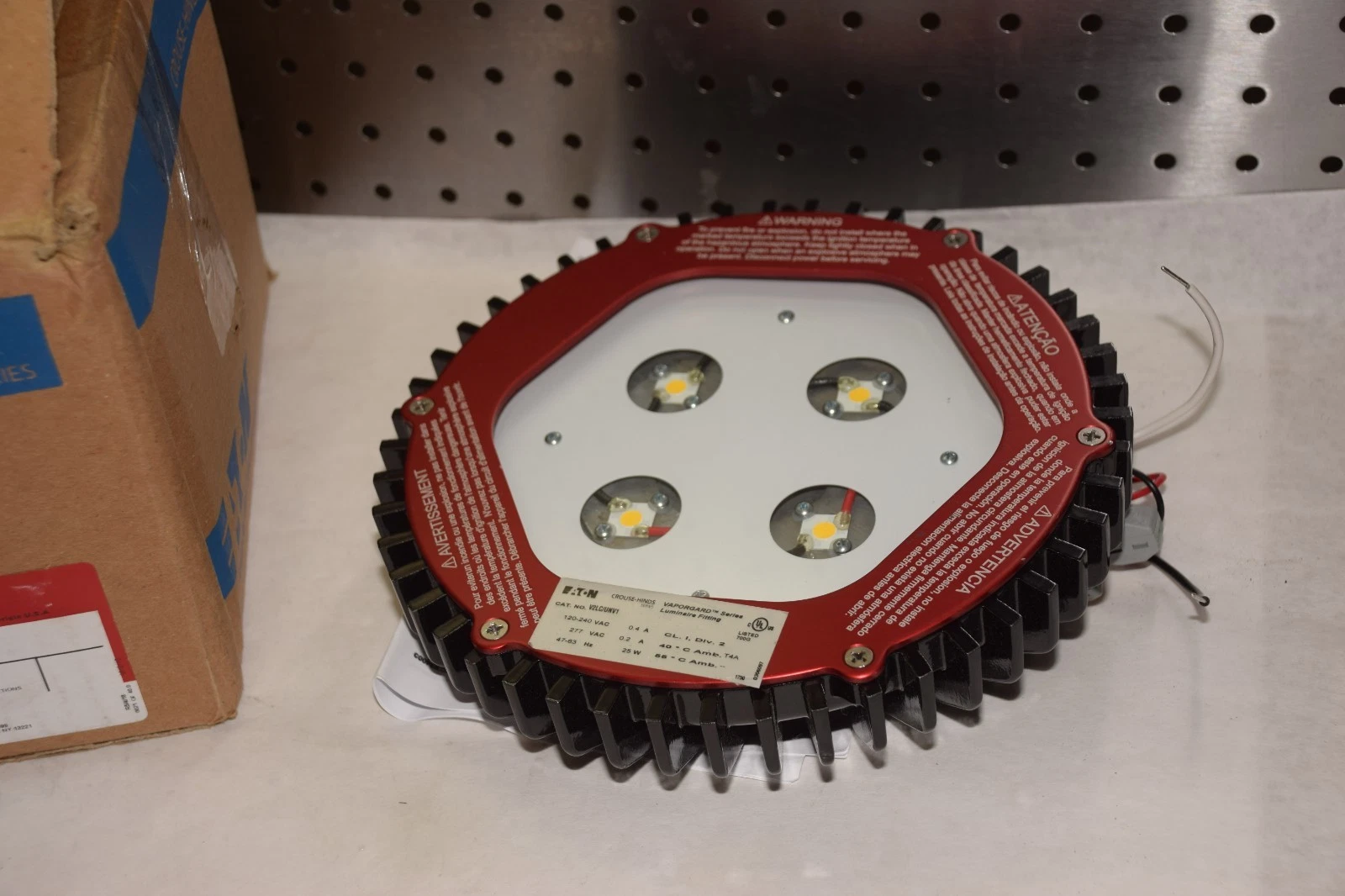 New Crouse Hinds V2LC/UNV1 Vaporgard Luminaire Led Fixture 25w 120-240v V2LC/UNV