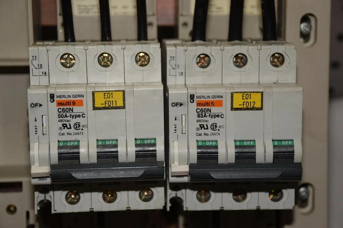 Used RITTAL RILINE BUSBAR SYSTEM 1662 35726 SV3041.000 WITH BREAKERS 50A 63A