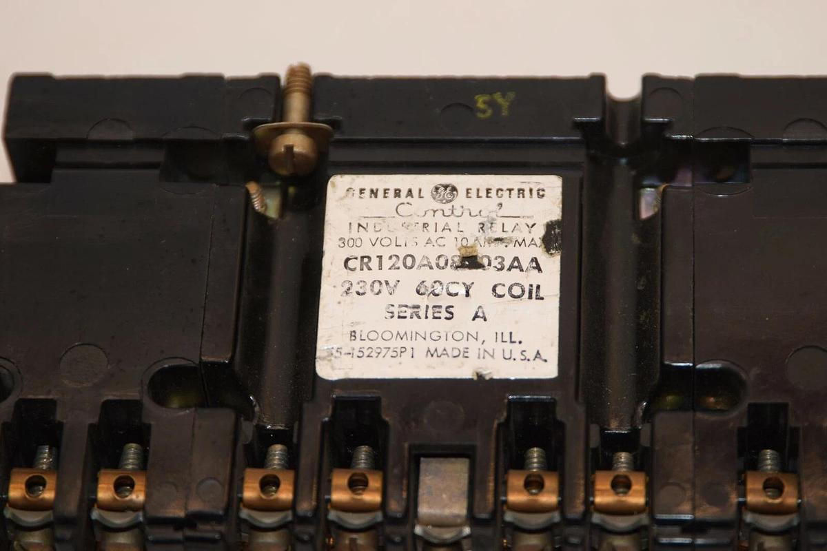 Used GENERAL ELECTRIC CR120A08003AA 230V 60CY 300V 10A Series A Industrial Relay