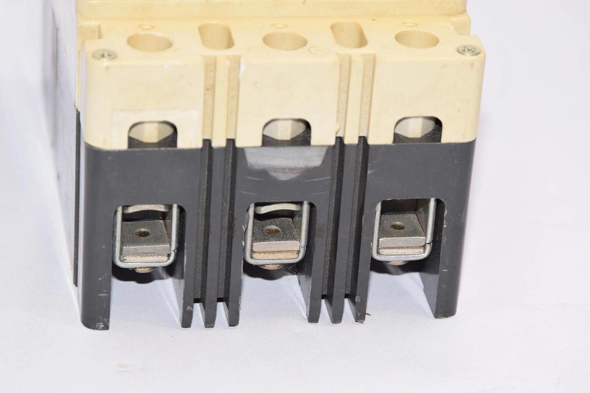 (NEW) CUTLER HAMMER HFDDC3070L 70A 70 Amp 3P 600Vdc Industrial Circuit Breaker