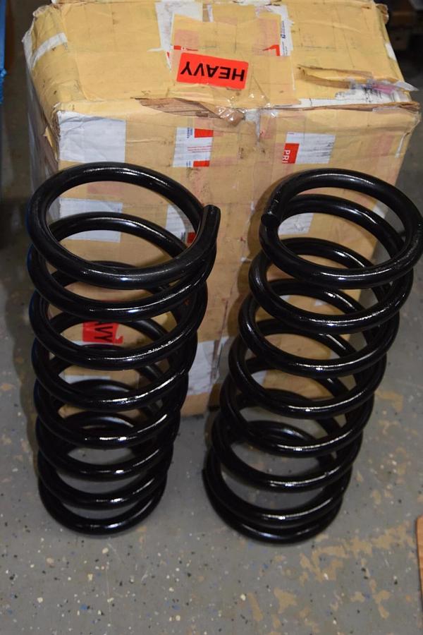 (NEW) MOOG 81320 , 20788 , 16417279 Dodge 3500 Ram Coil Spring Set