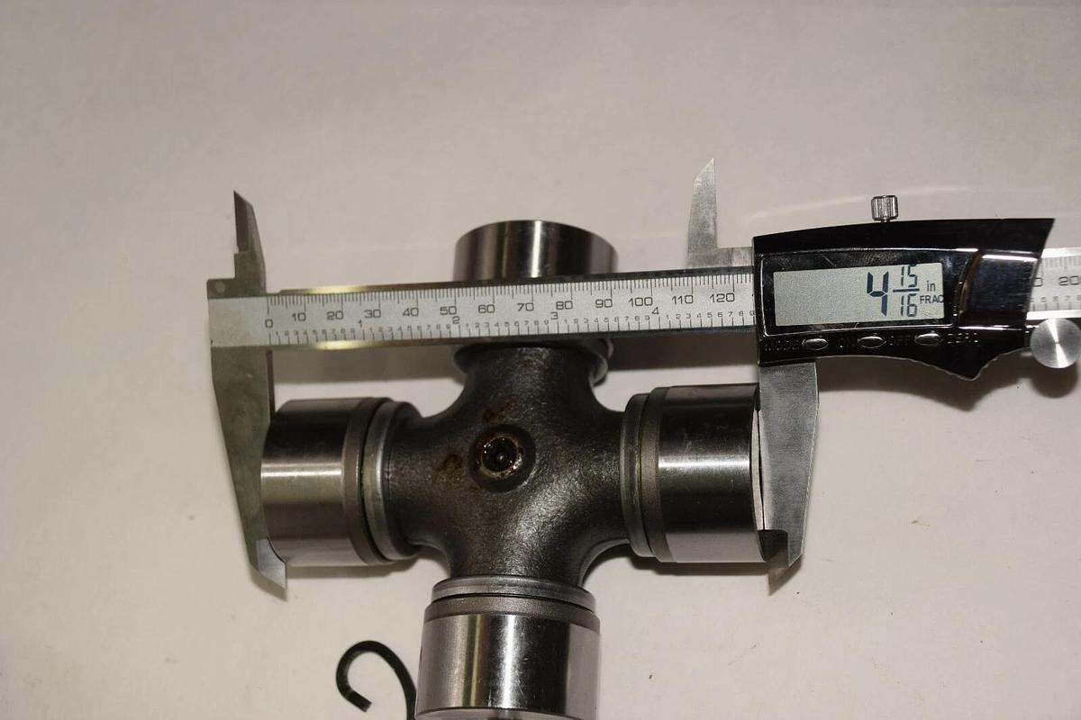 JOHNSON POWER 77124-B061 1260CB-4PL1 125mm 4pt LUBE STYLE CROSS & BEARING NEW