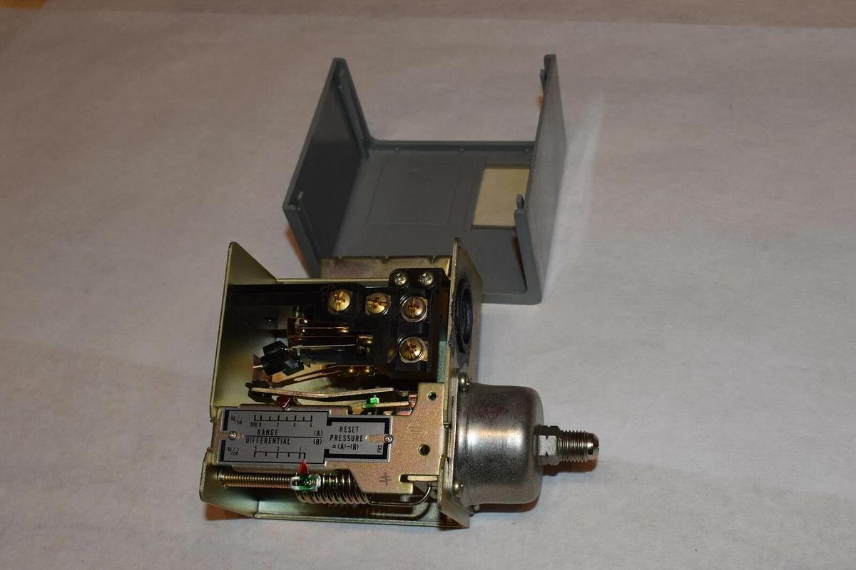 NEW SAGINOMIYA SPS-L206 SPSL206 15kgf/cm2 50cmV DIFFERENTIAL PRESSURE SWITCH