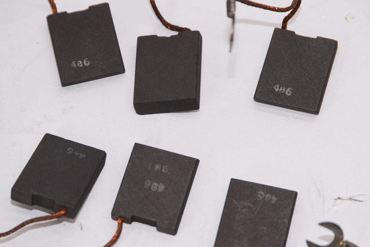 (NEW - Lot of 7) 486 1" x 1/4" Carbon Brush