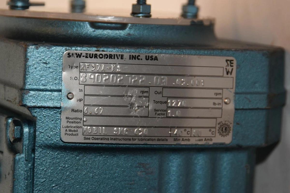 (NEW) SEW-EURODRIVE RF37A-KS Ratio: 6.67 1270lb-in 5/8" Gear Box / Speed Reducer