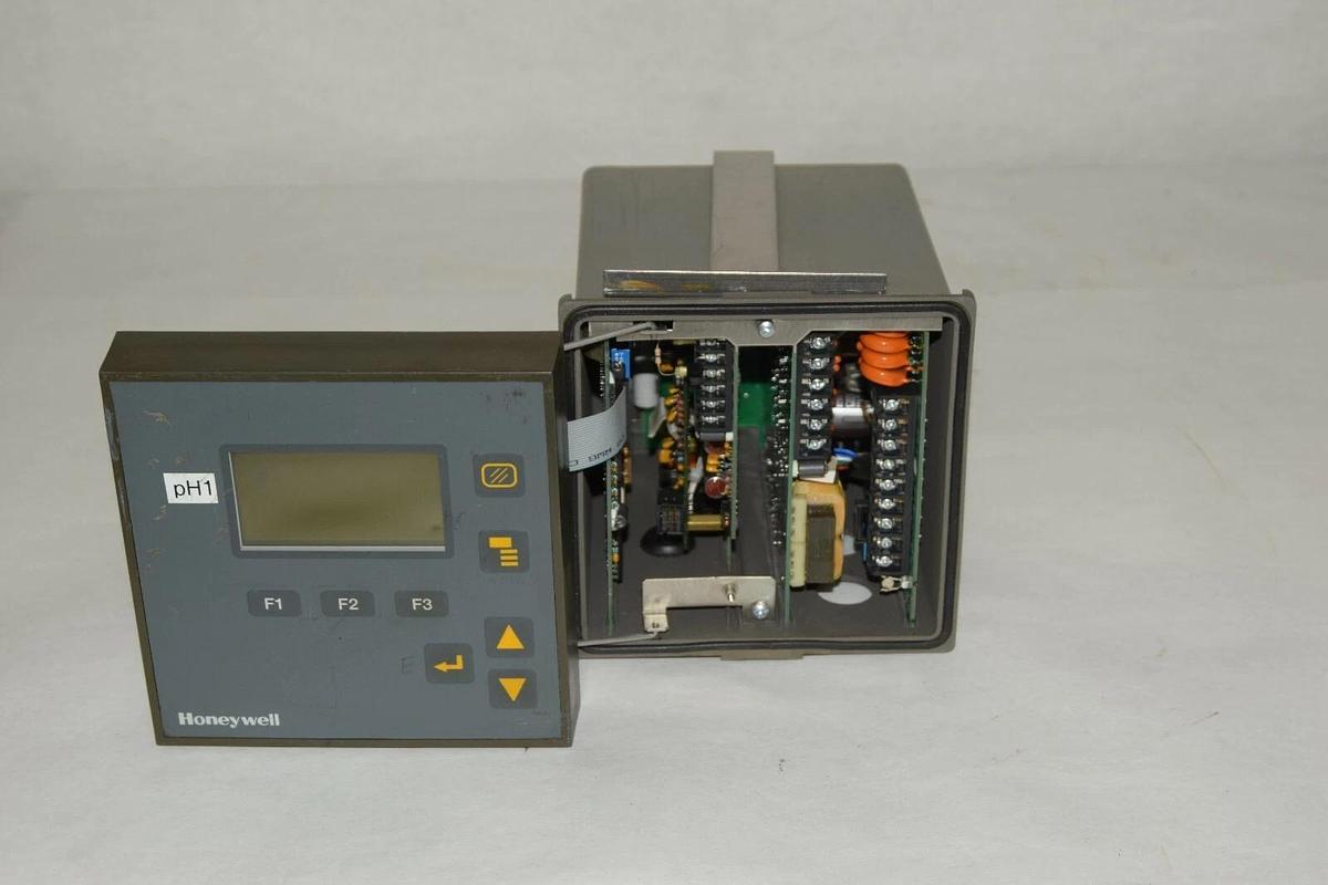 Used HONEYWELL 9782P-03-C3-E0000-BD  pH ANALYZER  51309430-001 079132d/c 079114e/j