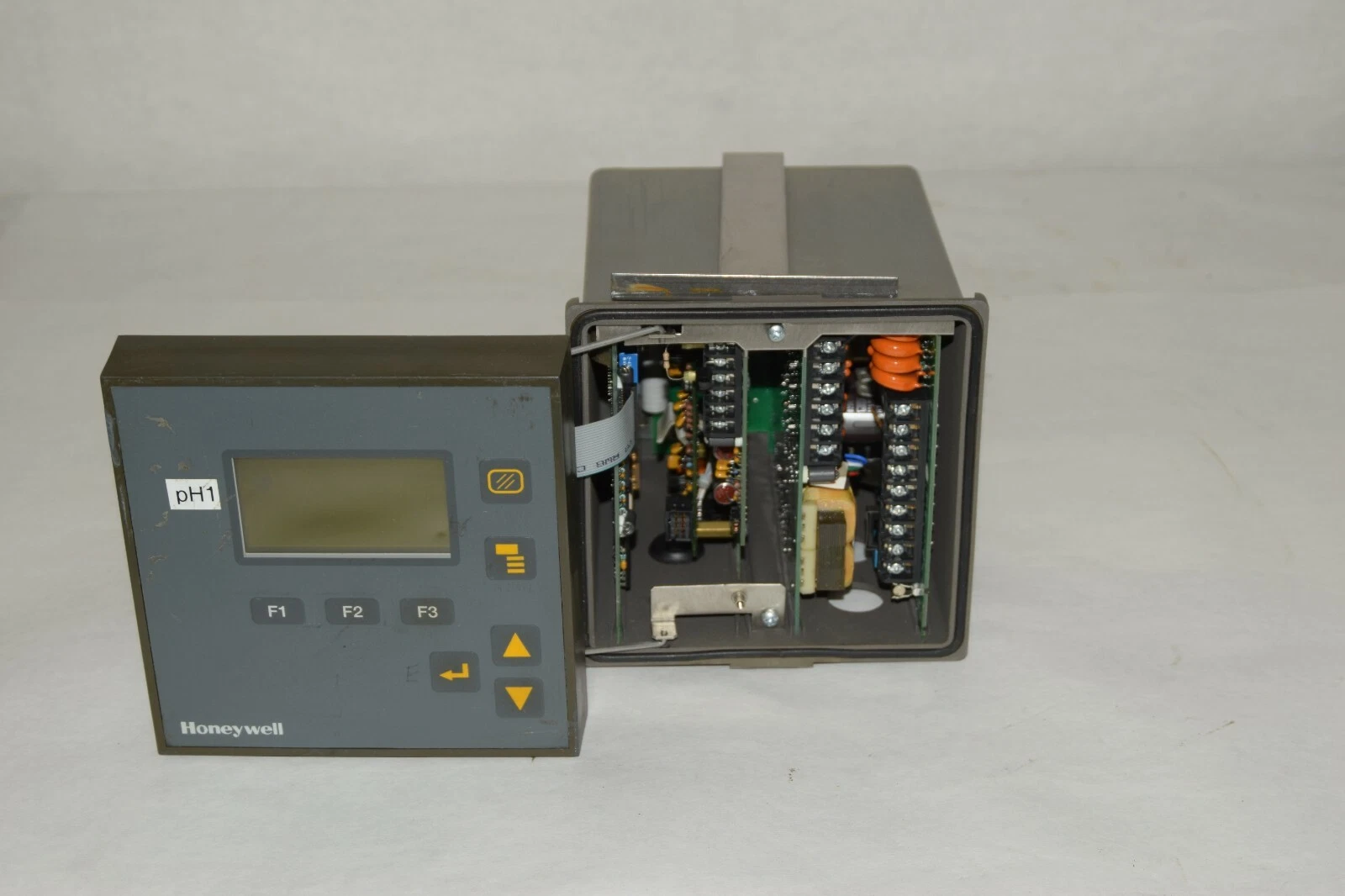 Used HONEYWELL 9782P-03-C3-E0000-BD pH ANALYZER 51309430-001 079132d/c 079114e/j