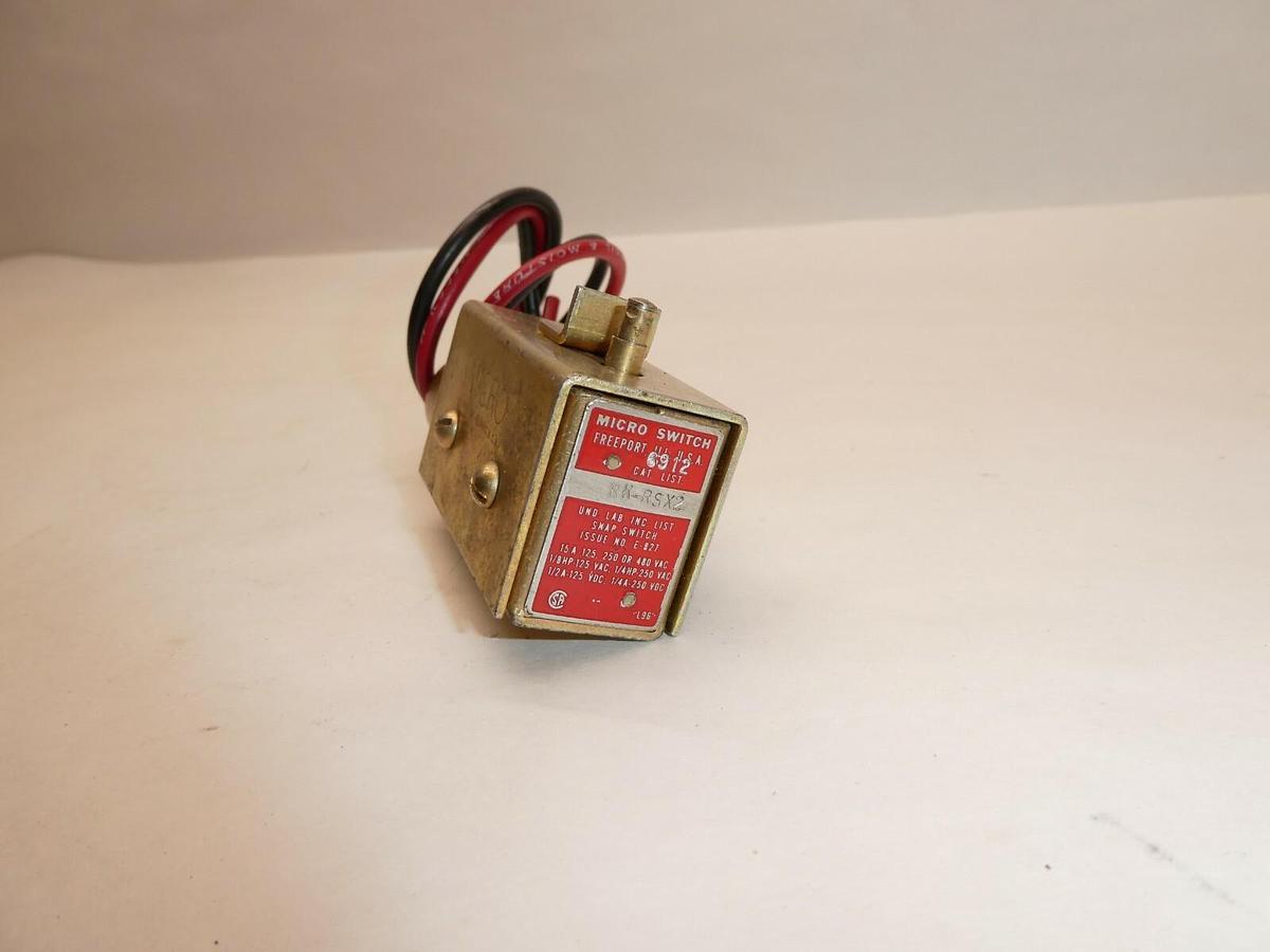 Used MICRO SWITCH RK-RSX2 15A, 125,250 OR 480VAC SNAP LIMIT SWITCH