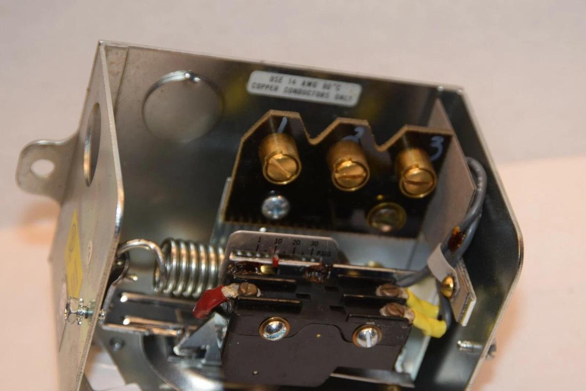 (NEW) MERCOID AP-7021-153-37 M46042-T16X 1-30psi Pressure Switch *No Cover*