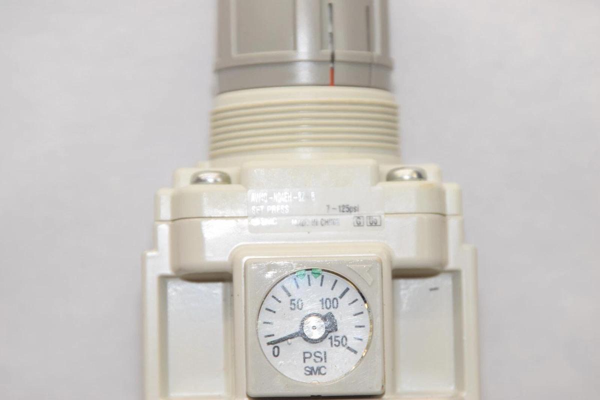 (NEW) SMC AW40-N04EH-8Z-B 7-125psi Filter / Regulator W/Retainer Nut