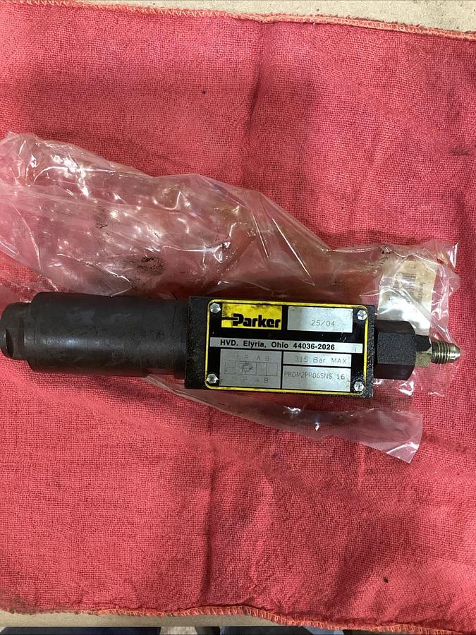 Used PARKER 003-0833-900 Vac-100-PSIG Series 3 Miniature Valve