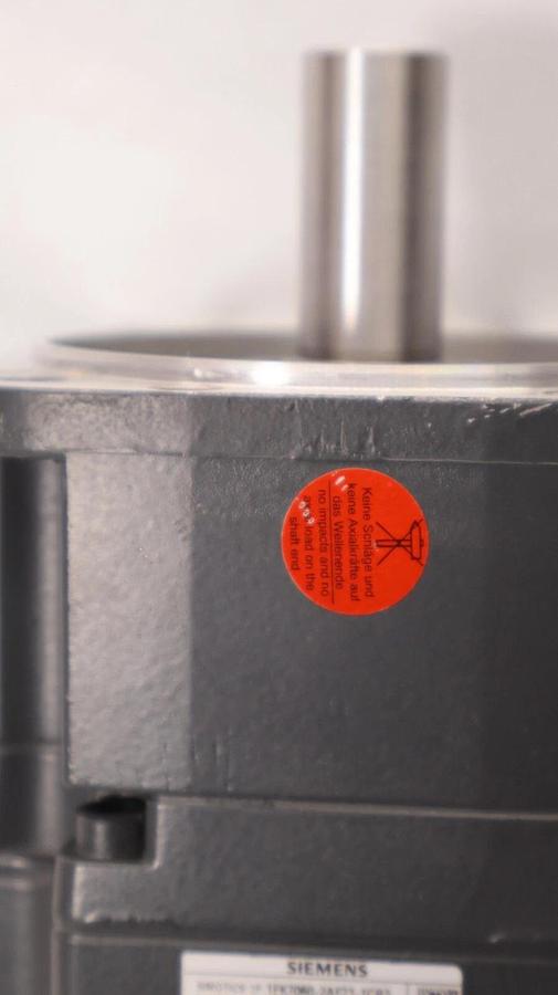 SIEMENS Servo Motor 1FK7060-2AF71-1CB2 1FK70602AF711CB2 3.7A 3000rpm 3ph (NOS)