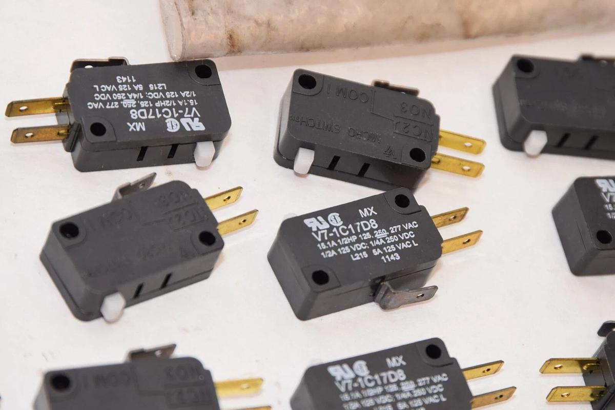 (NEW - Lot of 19) HONEYWELL V7-1C17D8 125-277V 15.1Amp Plunger Snap Switch