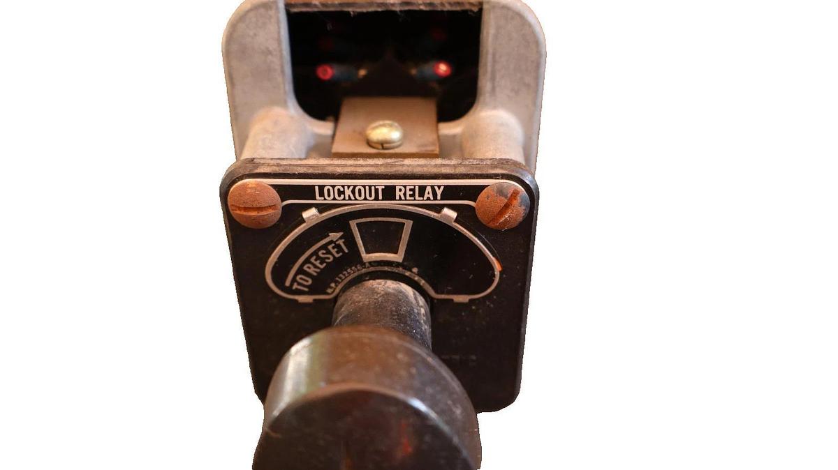 Used GE General Electric Lockout Auxiliary Relay 12HE61A303X2 230V