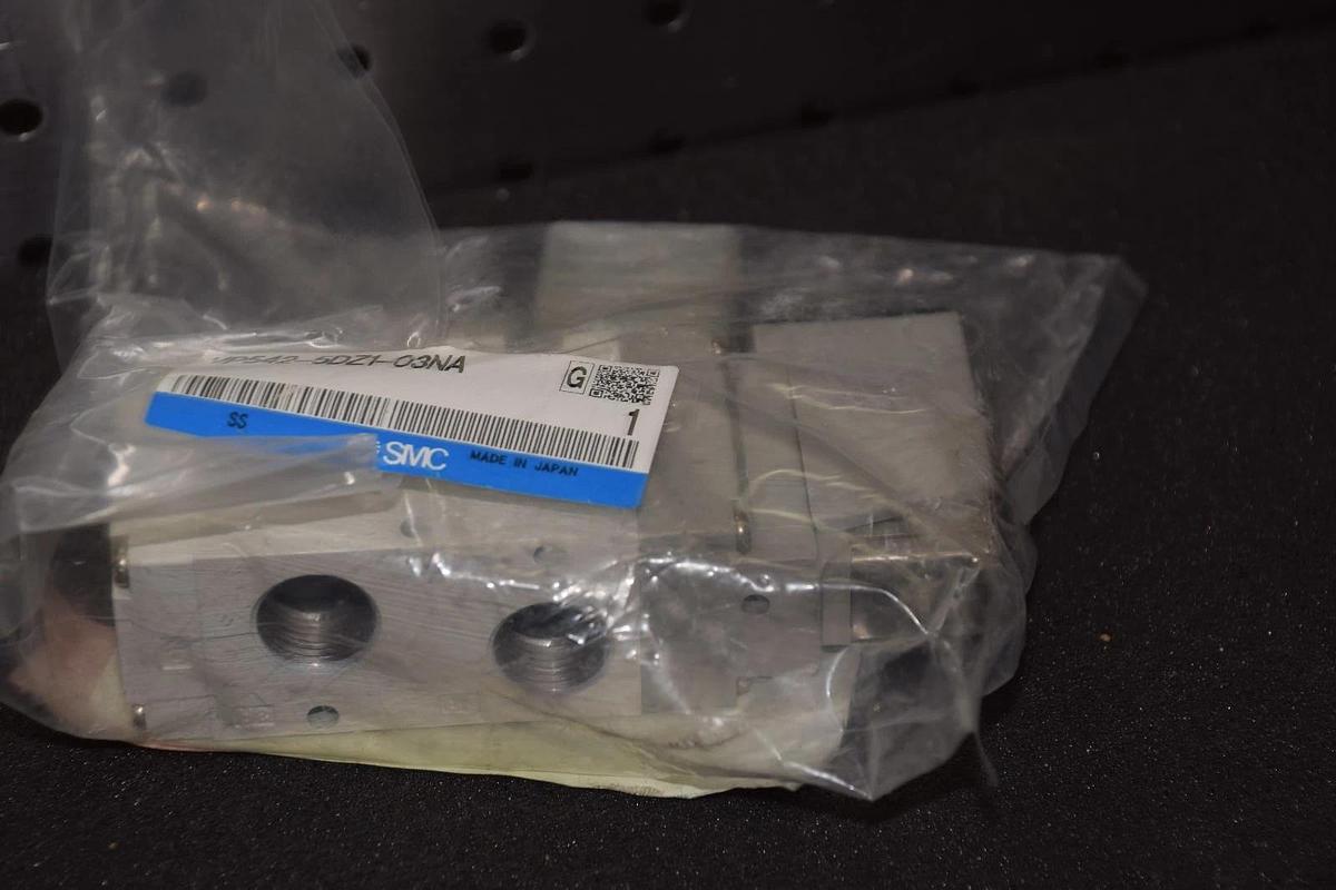 SMC VP542-5DZ1-03NA 3 PORT 24V 3/8" NPT 0.2-0.7MPa 1.75W SOLENOID VALVE NEW
