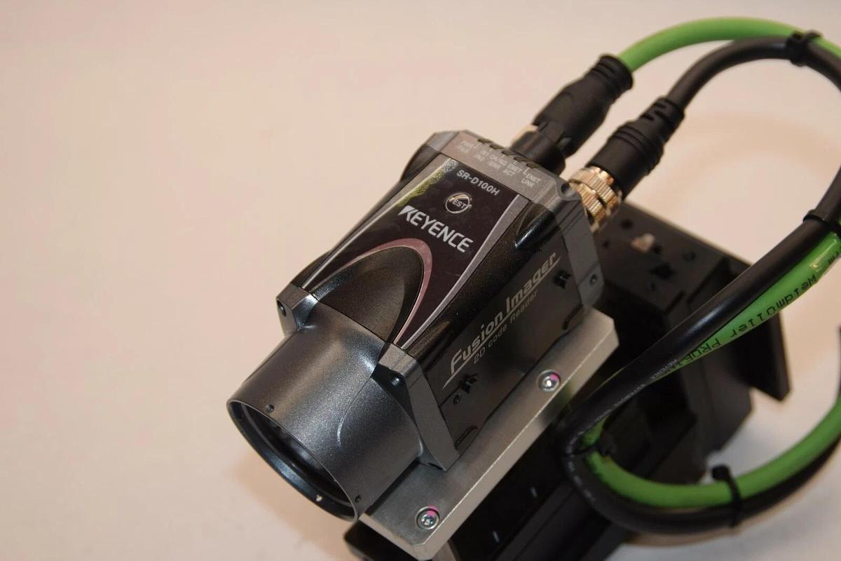 Used KEYENCE 2D Code Reader SR-D100H with precision mount B05-14NH A47-4