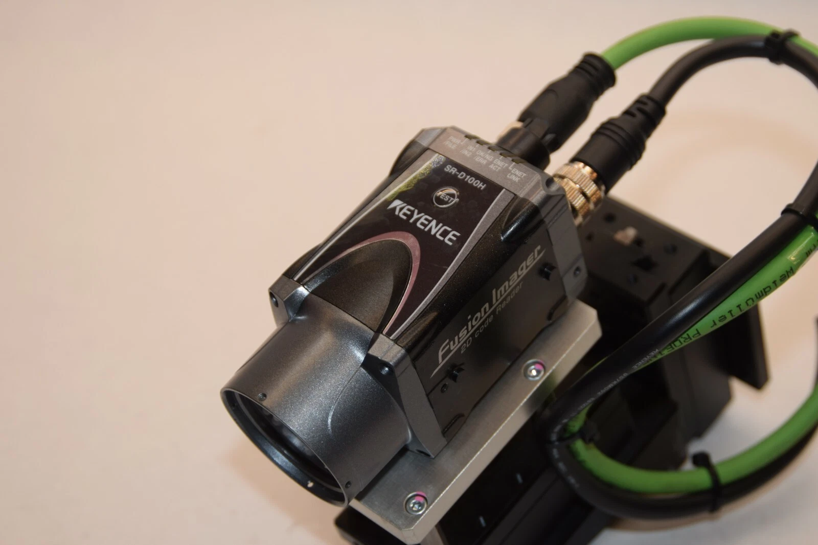 Used KEYENCE 2D Code Reader SR-D100H with precision mount B05-14NH A47-4