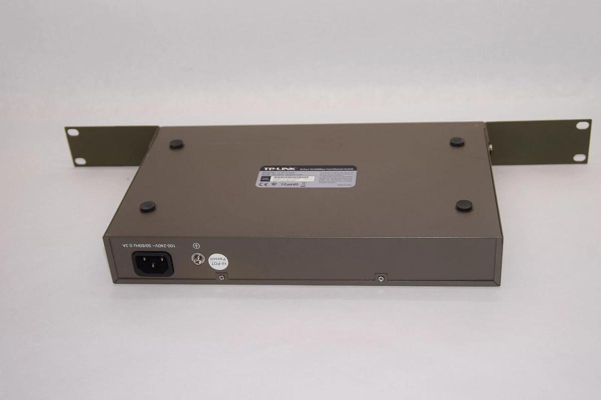 Used TP-LINK TL-SF1016DS 100-240V 50/60Hz 0.3A 16-Port Fast Ethernet Switch