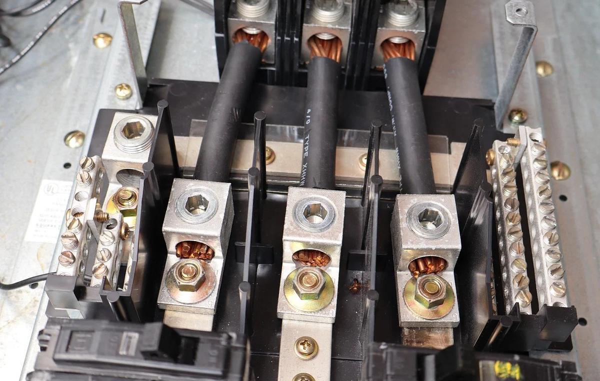 Used Square D Electric 225A Panelboard 225 A NQOD442L225CU NQODQ2 208y/120v 3ph 4w 42