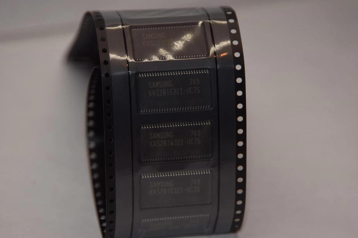 (NEW -Lot 19) SAMSUNG K4S281632I-UC75 , SDRAM